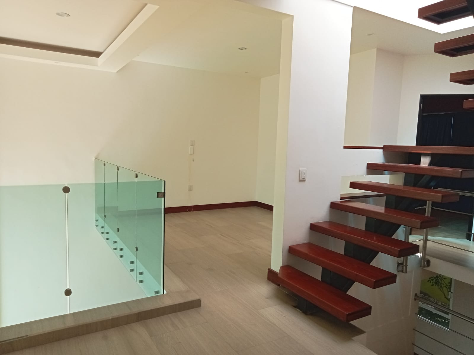 Área interior con escalera