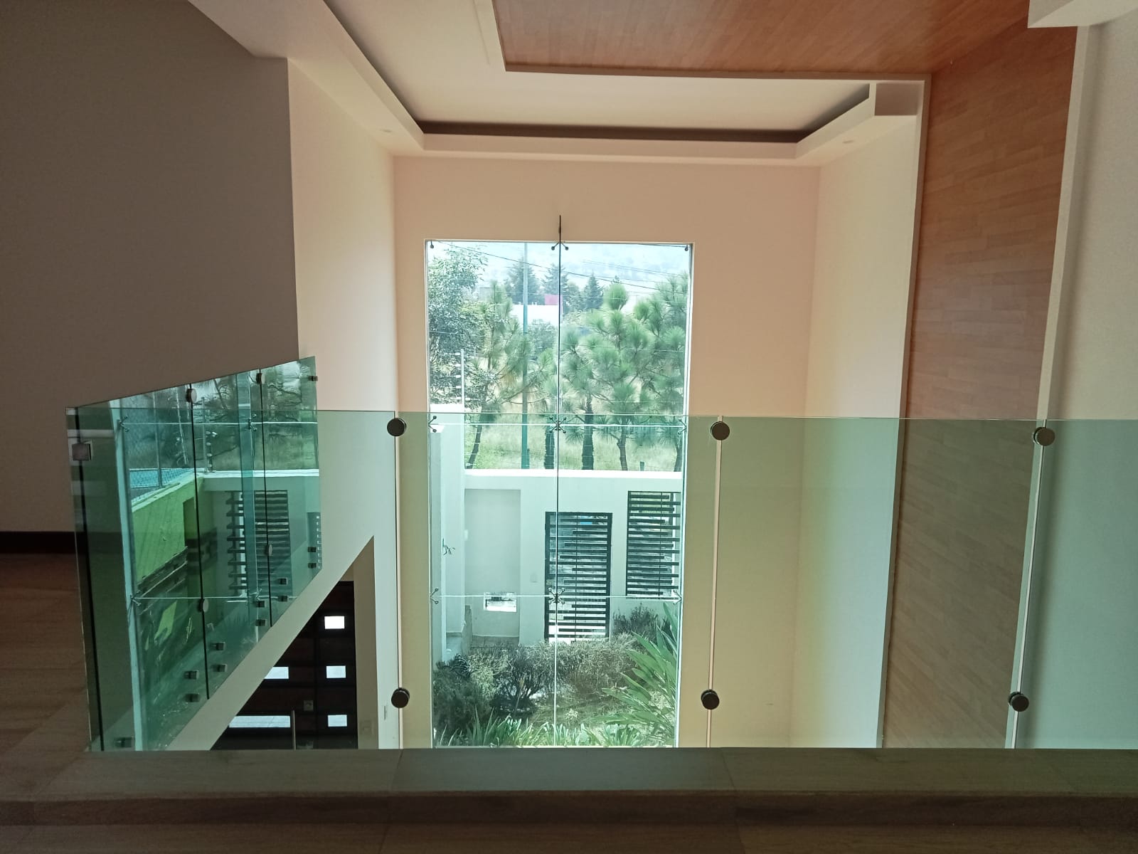 Interior con doble altura